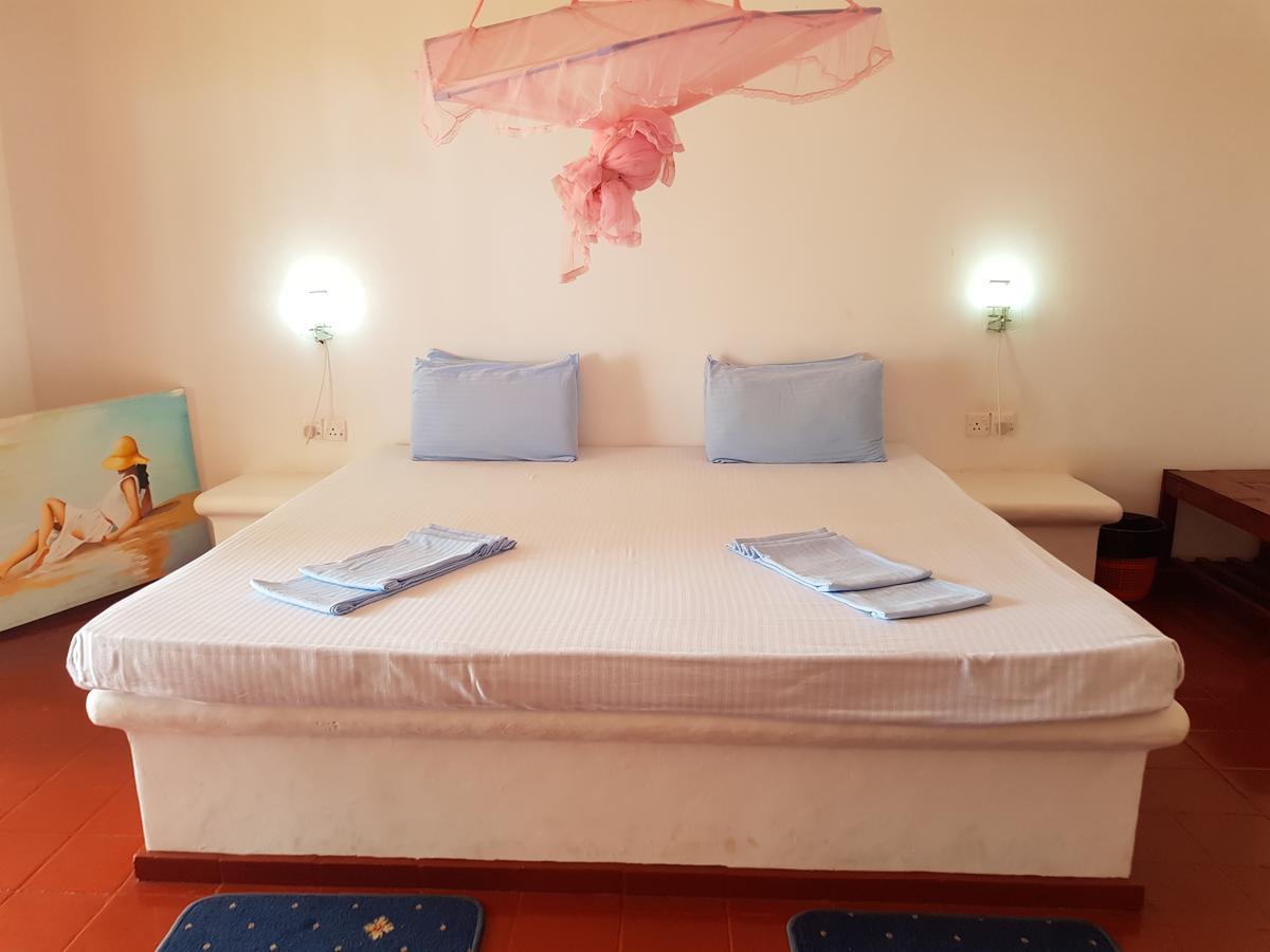 Darwins Beach Resort Tangalle Exterior foto